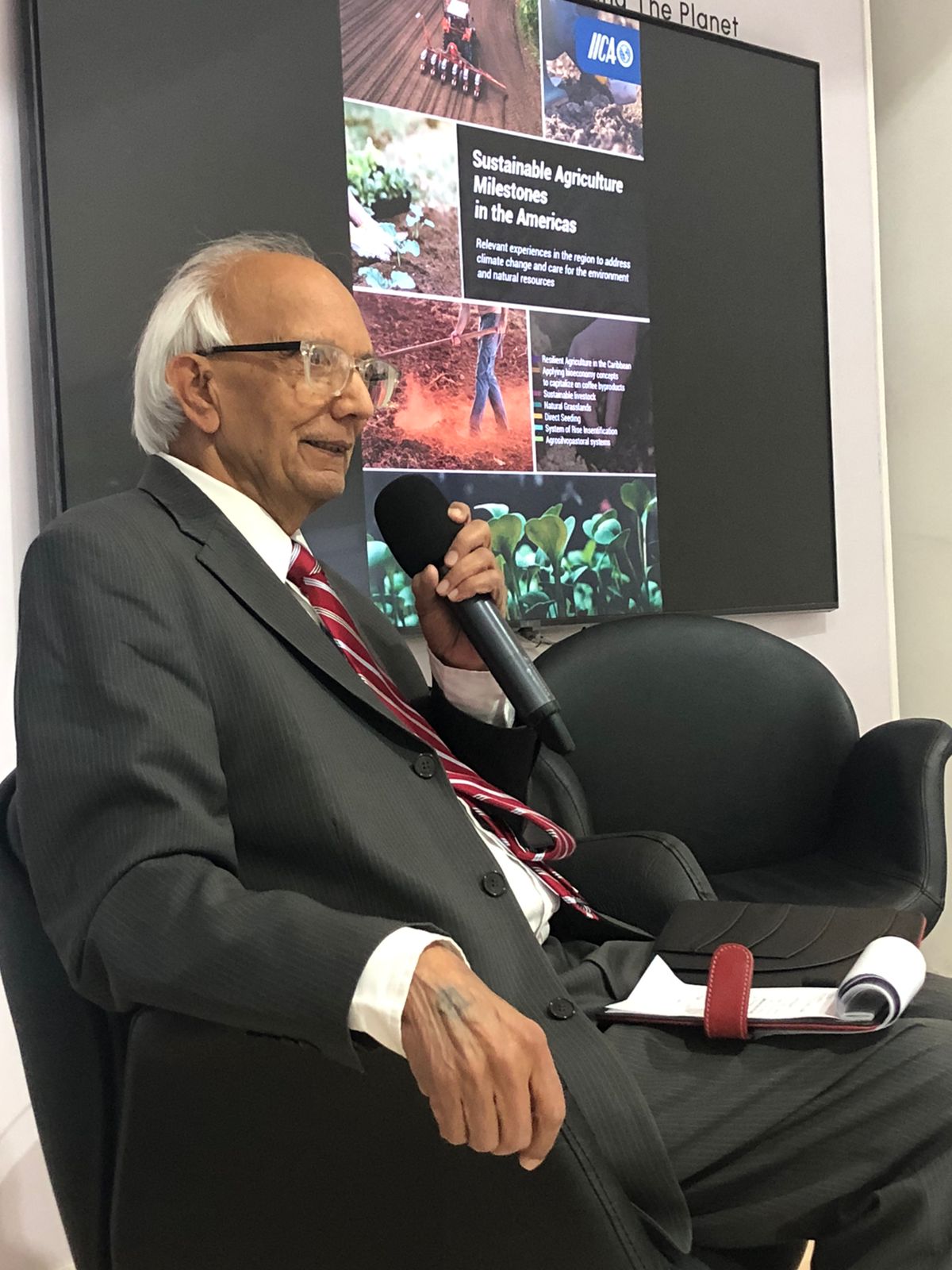 Rattan Lal, Director del Centro de Manejo y Secuestro de Carbono (C-MASC) de la Universidad Estatal de Ohio y Enviado Especial del IICA a la COP27, durante la presentación del documento.