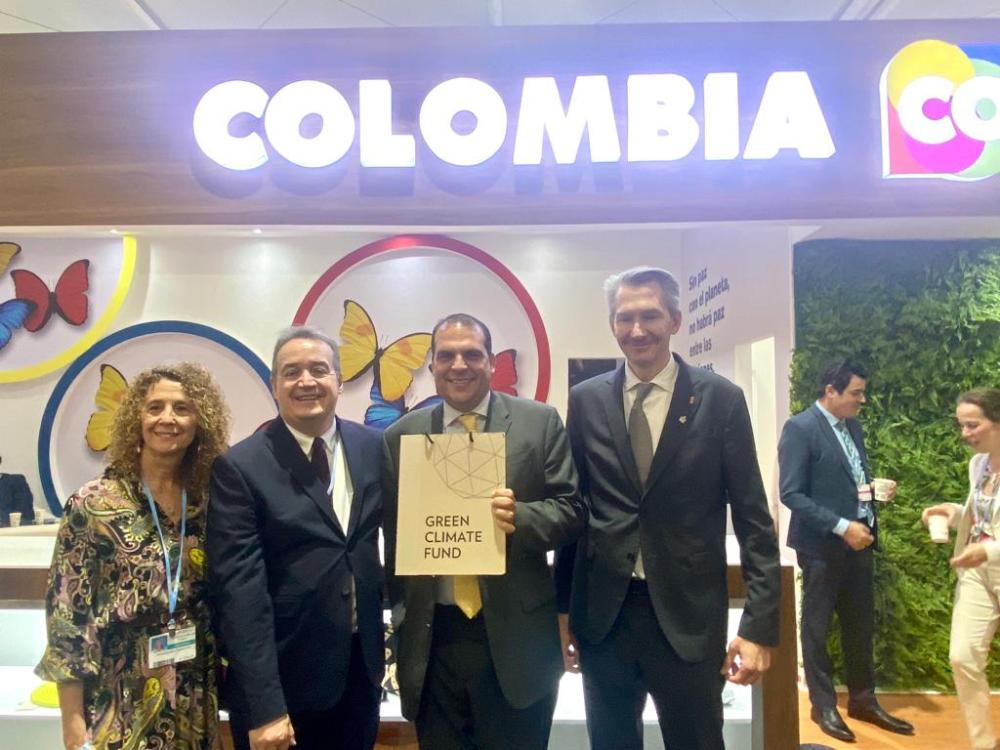 El viceministro de Agricultura y Desarrollo Rural de Colombia, Luis Alberto Villegas (centro); Alicia Montalvo Santamaría, Gerente de Acción Climática y Biodiversidad Positiva; y Juan Lucas Restrepo, CEO de la Alianza Bioversity – CIAT, entre otros funcionarios, participaron de la firma del acuerdo.