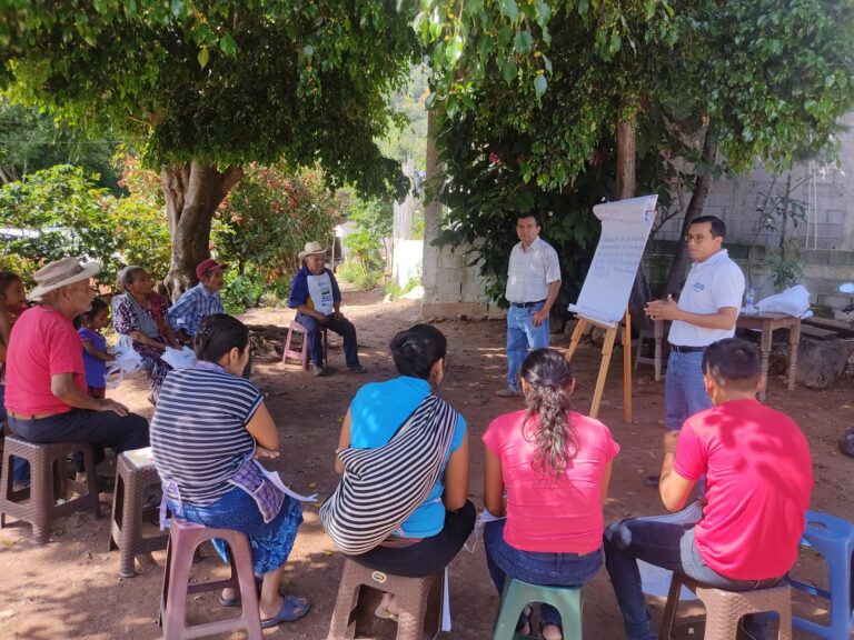 Productoras y productores asisten a día de campo