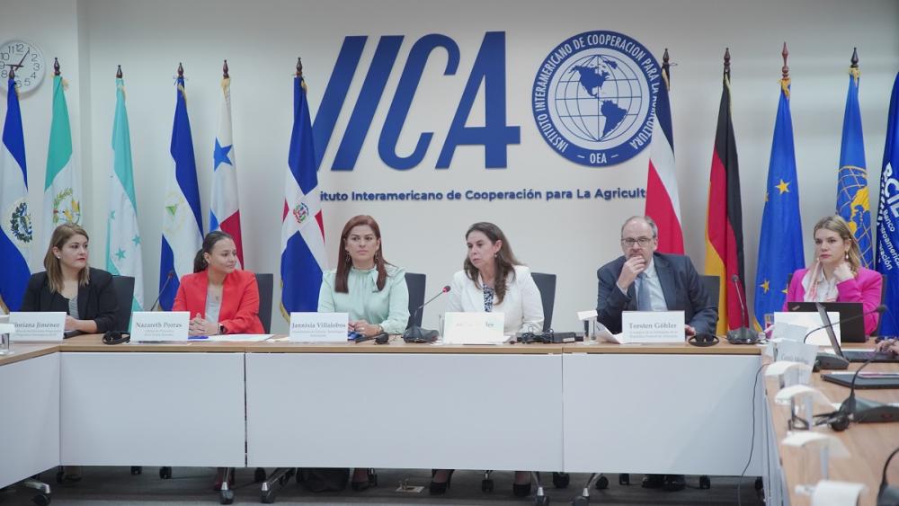 Gloriana Jiménez, Ejecutiva de Instituciones Financieras y Programas Estratégicos del BCIE; Nazareth Porras, Oficial de Proyectos de la Delegación de la Unión Europea; Jannixia Villalobos, Viceministra de Ciencia, Tecnología e Innovación de Costa Rica, Sacha Trelles, Coordinadora Técnica de la Representación del IICA en Costa Rica; y Torsten Göhler Consejero Embajada de Alemania; Gloriana Lang, Gerente de Servicios de Clima de Inversión - CINDE