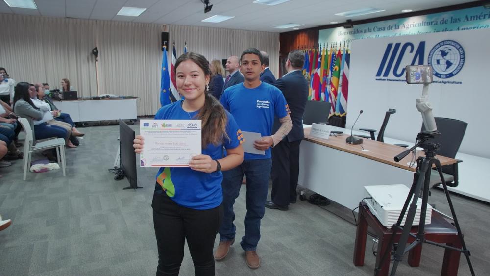 Flor de María Ruiz y Gustavo Alvarado, estudiantes del CTP de Liberia.  