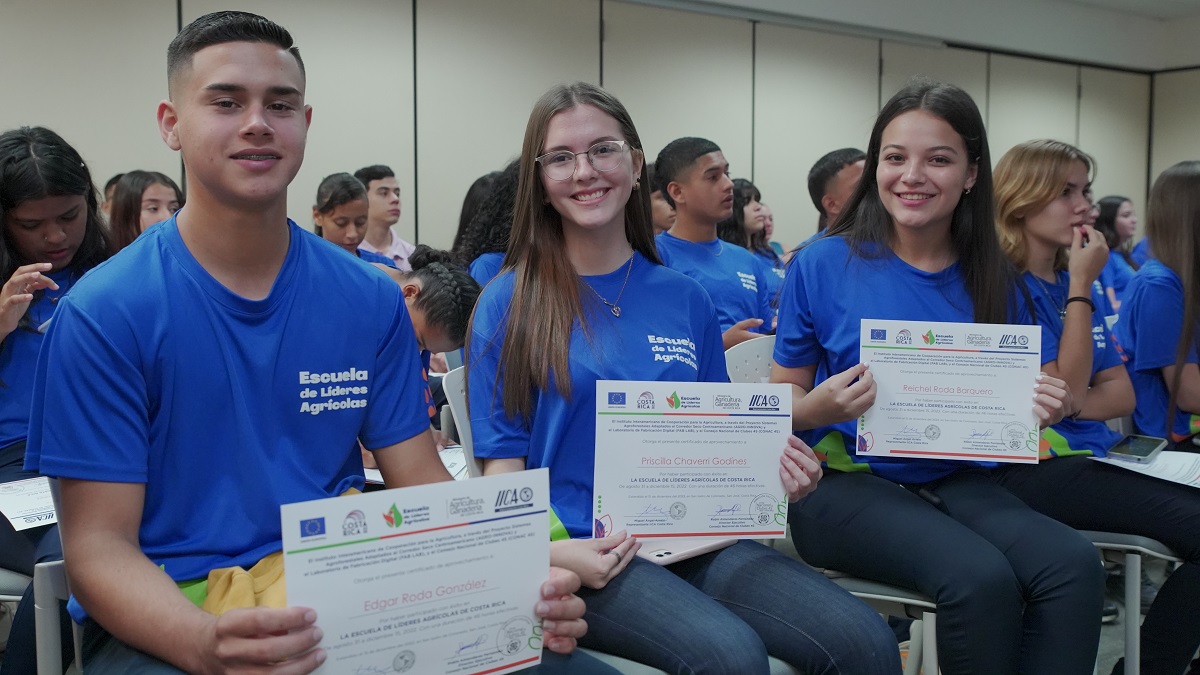 Los estudiantes Edgar Roda, Priscila Chaverrí y Reichel Roda del Colegio Técnico Profesional de la Suiza de Turrialba, fueron parte de los graduados de la Escuela de Líderes Agrícolas.