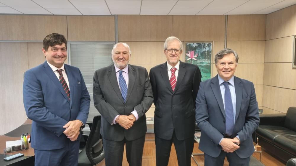 Otero también se reunió con el secretario ejecutivo (viceministro) del Ministerio de Medio Ambiente y del Cambio Climático, Joao Paulo Capobianco, y la secretaria general (viceministra) del Ministerio de Relaciones Exteriores, María Laura Da Rocha.