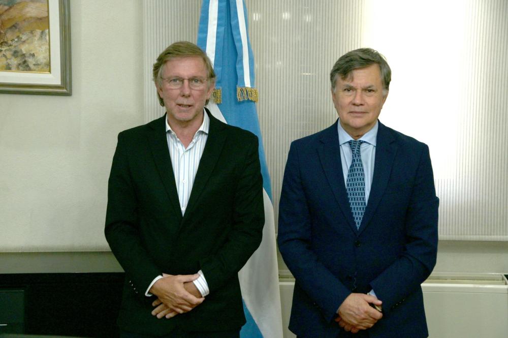 Juan José Bahillo, Secretario de Agricultura, Ganadería y Pesca de Argentina; y Manuel Otero, Director General del IICA, conversaron sobre captura de carbono en los pastizales y medición de la huella, reducción de emisiones de gases de efecto invernadero, el cuidado de la salud de los suelos y la diversificación de cultivos, entre otros temas.