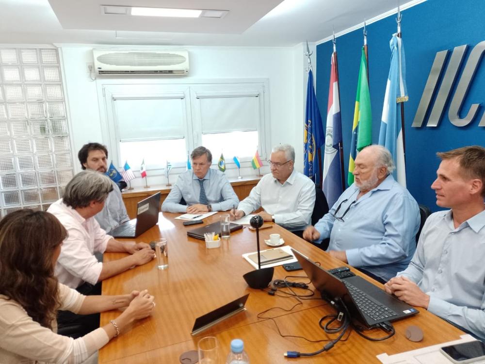 Marcelo Torres, Tomás Coyos, Florencia Cappiello y Cecilia Ginés, de AAPRESID, se reunieron en Buenos Aires con el Director General del IICA, Manuel Otero (centro), y otros funcionarios de este organismo.