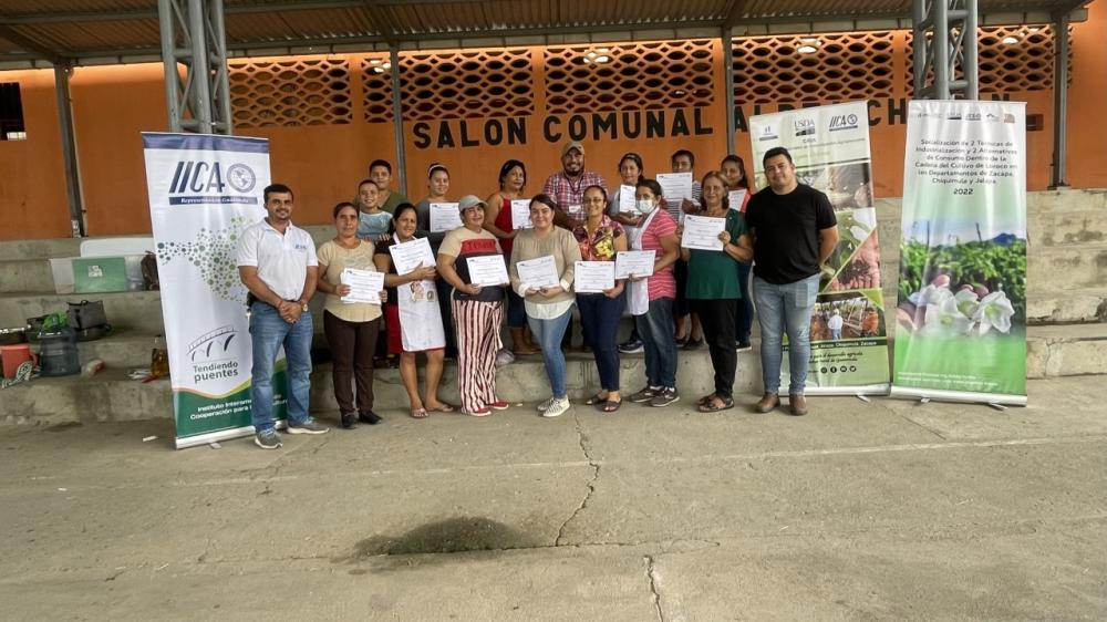 Los productores y productoras de loroco, recibieron diploma por su participación  en el evento.