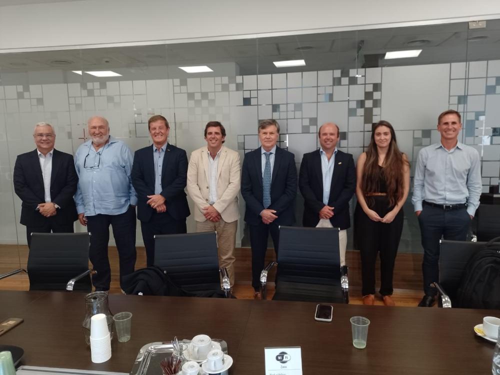 Fernando Camargo, Representante del IICA en Argentina, Jorge Werthein, Asesor Especial de la Dirección General; Cristian Feldkamp, Director Ejecutivo de CREA, Jorge Sáenz Rozas, vicepresidente; Manuel Otero, Director General del IICA; Santiago Negri, presidente de CREA; y Carolina Pivetta y Federico Bert, funcionarios del IICA.