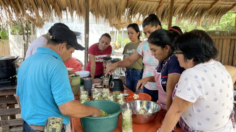 Los productores de loroco asistentes a la actividad de promoción participan en la preparación del encurtido de loroco.