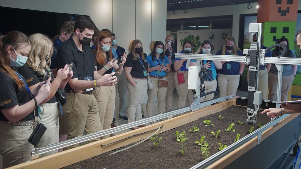 En el Instituto, los jóvenes hicieron un recorrido por el Centro de Interpretación del Mañana de la Agricultura (CIMAG) y el laboratorio de innovación digital Fab-Lab, para conocer de primera mano algunas innovaciones que están transformando el agro en el mundo. Además, visitaron el Bosque de las Américas y la Casa Típica Rural, que muestran cómo se mezclan agricultura y conservación ambiental y las raíces culturales que tiene esta actividad.