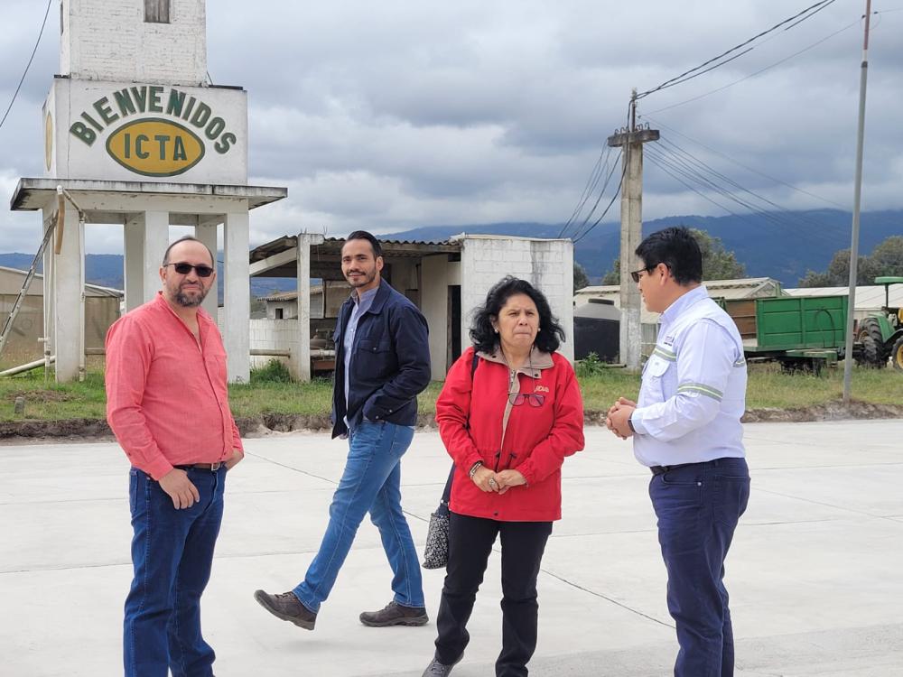 Representantes del ICTA y del IICA en el patio de secado, el cual fue ampliado.