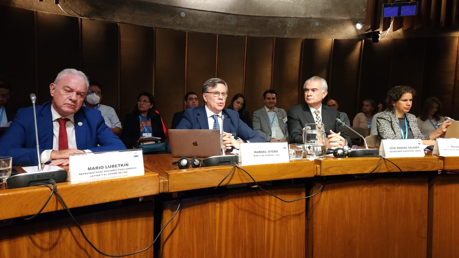 El representante regional de la FAO para América Latina y el Caribe, Mario Lubetkin; el Director General del IICA, Manuel Otero; el Secretario Ejecutivo de CEPAL, José Manuel Salazar-Xirinachs; y la economista y profesora del University College London Mariana Mazzucato, en la sesión inaugural de los Diálogos Regionales del Agua en América Latina y el Caribe, evento ministerial de alto nivel que organiza en Santiago de Chile la CEPAL.