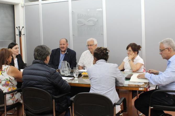 Foto: gentileza Gob. Santa Fe. Despacho de Dirección, Predio CONICET "Dr. Alberto Cassano". - Manuel Otero y Fernando Camargo con autoridades del IAL, del CONICET Santa Fe y de la provincia de Santa Fe.