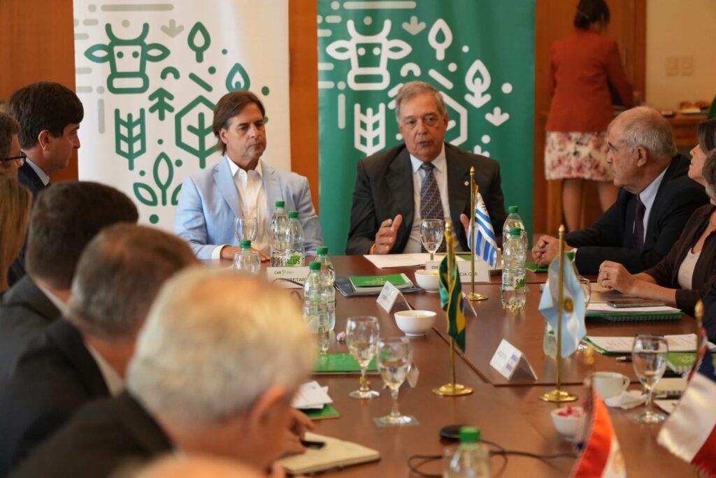 The President of Uruguay, Luis Lacalle Pou (wearing the light blue jacket), participated in the meeting of CAS ministers and secretaries held in Colonia del Sacramento. It is the first time that the president of one of the nations represented on the Council has participated in a meeting of the body. Seated next to him is Fernando Mattos, Minister of Livestock, Agriculture and Fisheries of Uruguay.