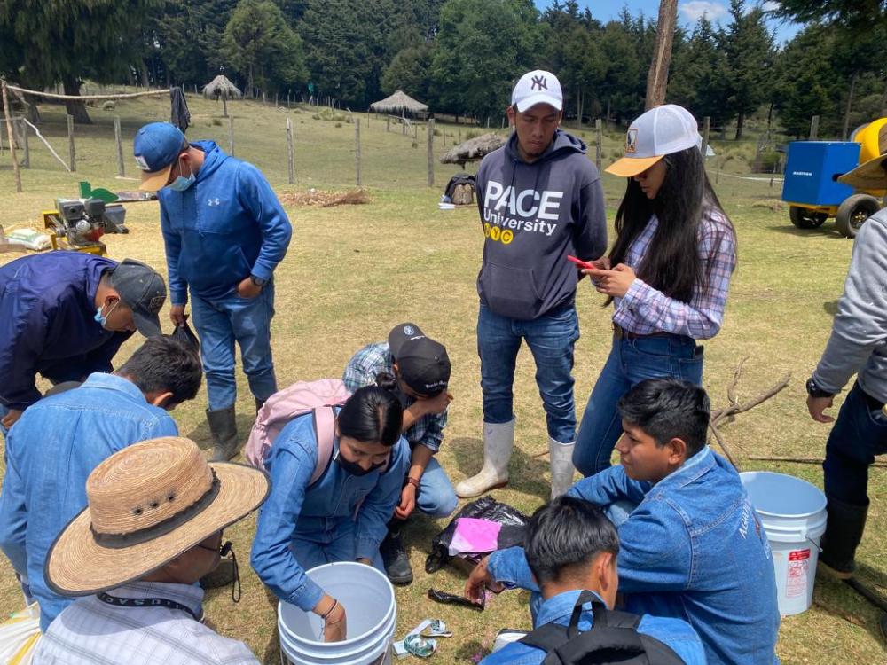 Estudiantes de la carrera de perito agrónomo asisten a día de campo.