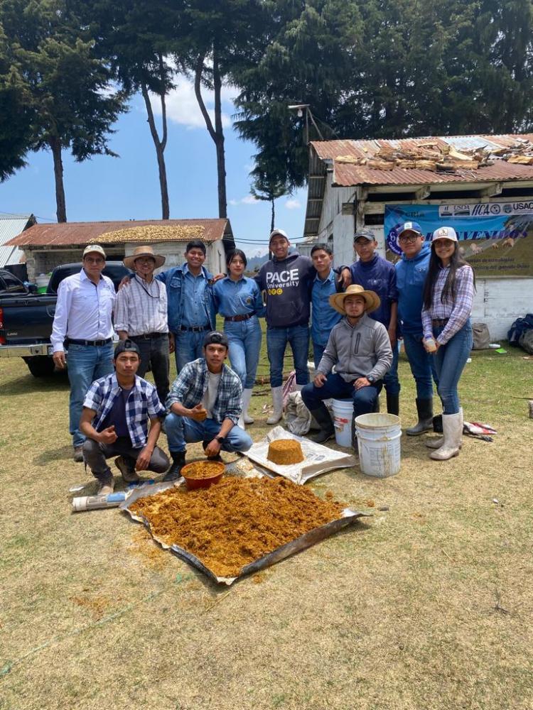 Estudiantes, mujeres y hombres asisten a día de campo en donde conocen y practican con tecnologías que permitirá entregar soluciones a sector productivo.