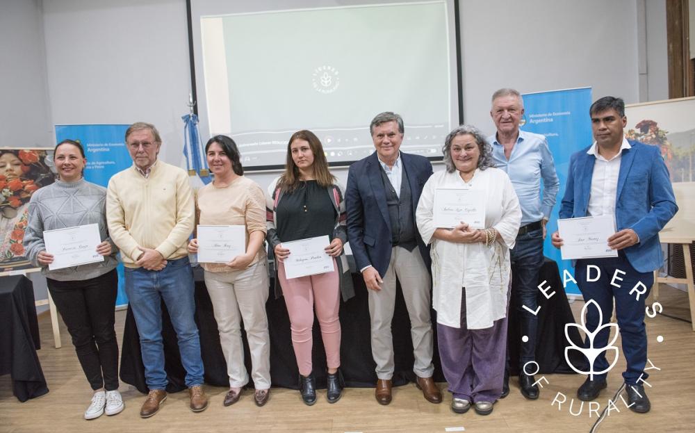 Patricia Gorza; Juan José Bahíllo, Secretario de Agricultura, Ganadería y Pesca de la Nación de Argentina; Alina Ruiz; Milagros Paulón; Manuel Otero, Director General del IICA, Andrea Izzo Capella; Mario Oporto, subsecretario de Relaciones Internacionales e Institucionales de la provincia de Buenos Aires; y  José Muñoz. 