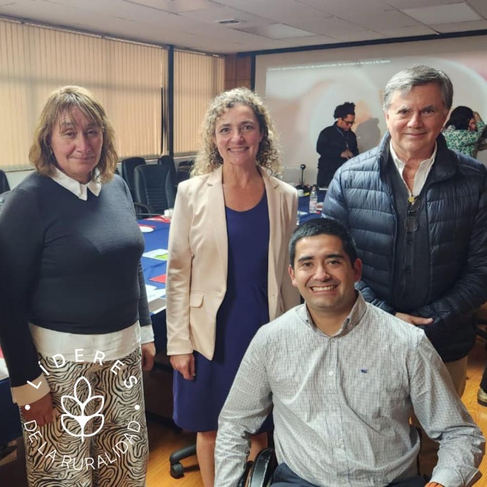 De izquierda a derecha Bernarda Salazar, apicultora de Ñuble. Paulina Carrasco, productora de leche de la Región de Los Ríos, Manuel Otero Director General del IICA. Alfredo Carrasco, productor de hortalizas y líder de FarmHability.