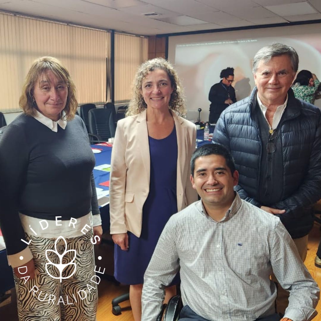 Bernarda Salazar, apicultora de Ñuble, y Paulina Carrasco, productora de leche de la Región de Los Ríos; fueron distinguidas como "Líderes de la Ruralidad" de las Américas por el IICA, reconocimiento entregado en Chile por Manuel Otero, Director General del Instituto. Junto a ellos, Alfredo Carrasco, productor de hortalizas y líder de FarmHability, Líder de la Ruralidad chileno distinguido en el 2021.