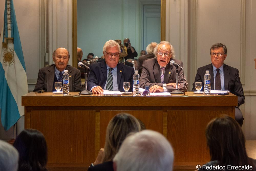 El ex Secretario de Agricultura y Ganadería de Argentina, Lucio Reca; el médico veterinario Carlos José Van Gelderen; el presidente de la Academia Nacional de Agronomía y Veterinaria de Argentina, Jorge Errecalde; y el Director General del IICA, Manuel Otero.