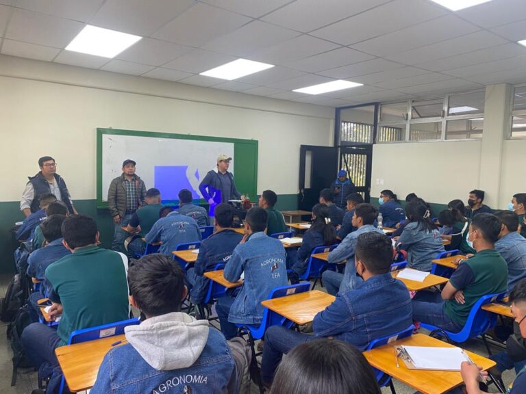 Estudiantes de la carrera de perito agrónomo, recibieron conocimientos teóricos en temas agropecuarios y forestales