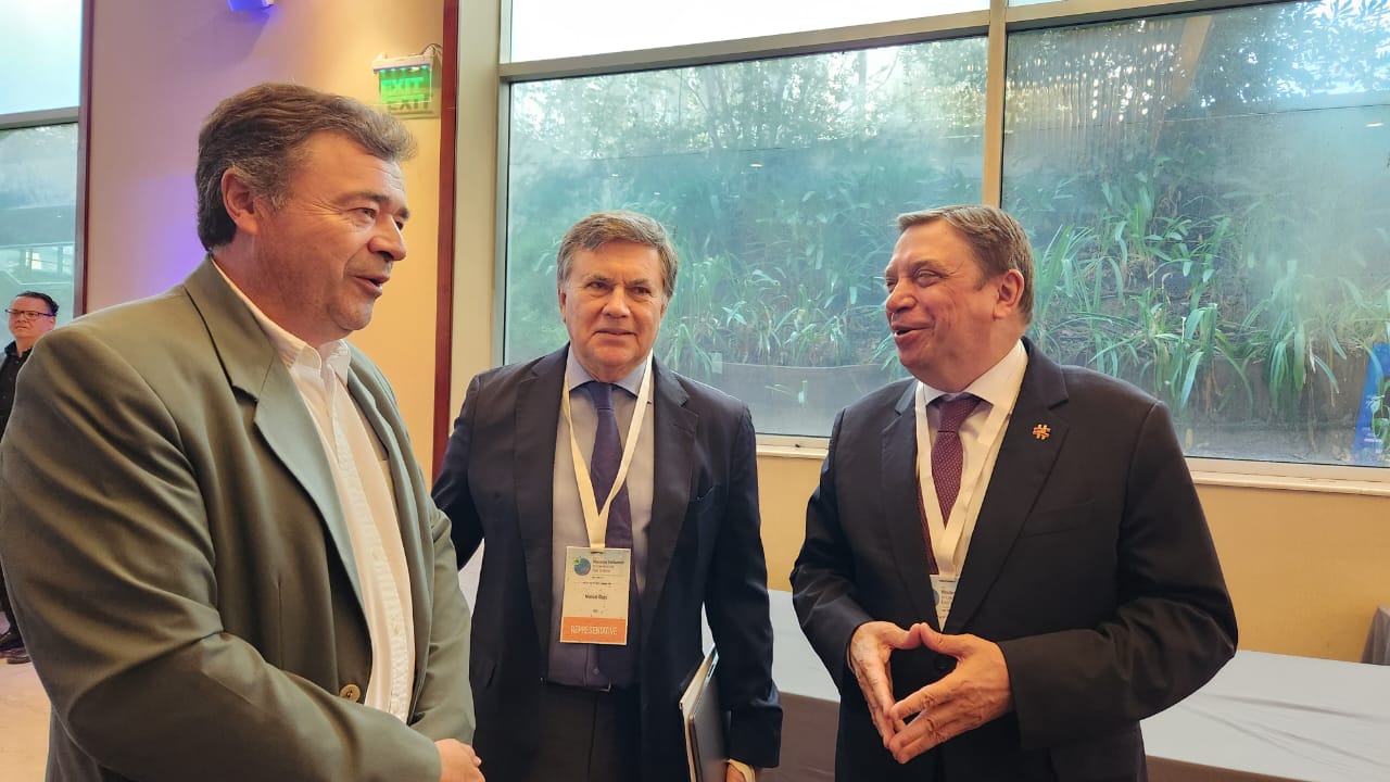 El Ministro de Agricultura de Chile, Esteban Valenzuela, el Director General del IICA, Manuel Otero, y el ministro de Agricultura, Pesca y Alimentación de España, Luis Planas.