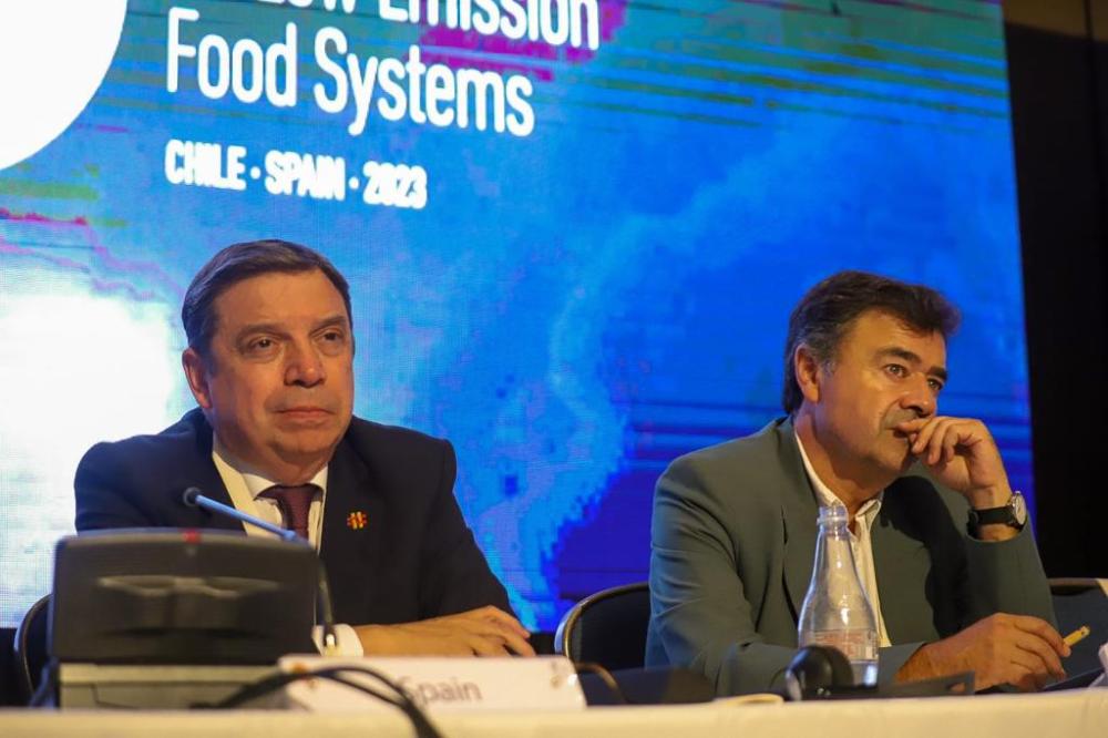 La Primera Conferencia Ministerial de Sistemas Alimentarios Bajos en Emisiones, realizada en Santiago de Chile, fue co-presidida por el Ministro de Agricultura del país anfitrión, Esteban Valenzuela (derecha), junto con el ministro de Agricultura, Pesca y Alimentación de España, Luis Planas.