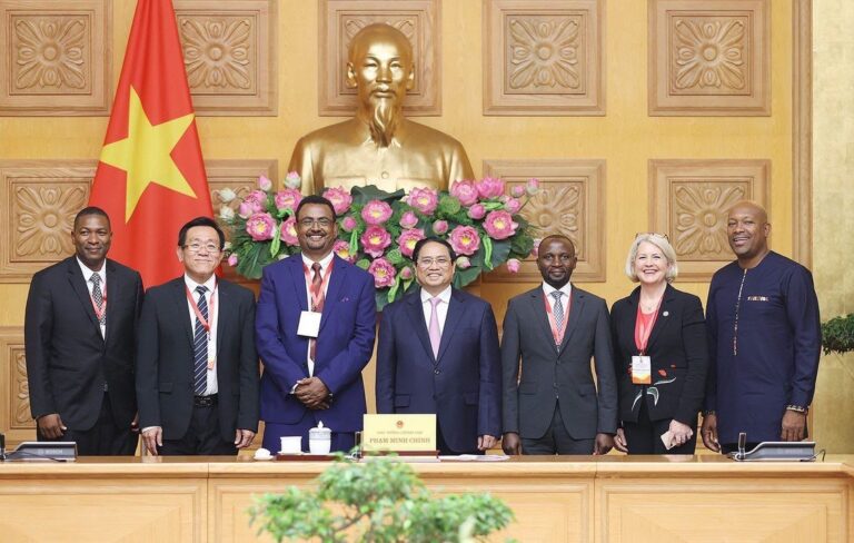 The Vietnamese Prime Minister, Phạm Minh Chính (centre) received the authorities participating in the Conference. On the right, the Minister of Agriculture, Forestry, Fisheries, Rural Transformation, Industry and Labour of Saint Vincent and the Grenadines, Saboto Caesar.