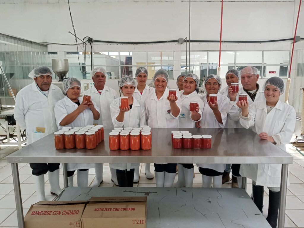 Productoras y productores de tomate aprendieron a elaborar diferentes tipos de salsas.