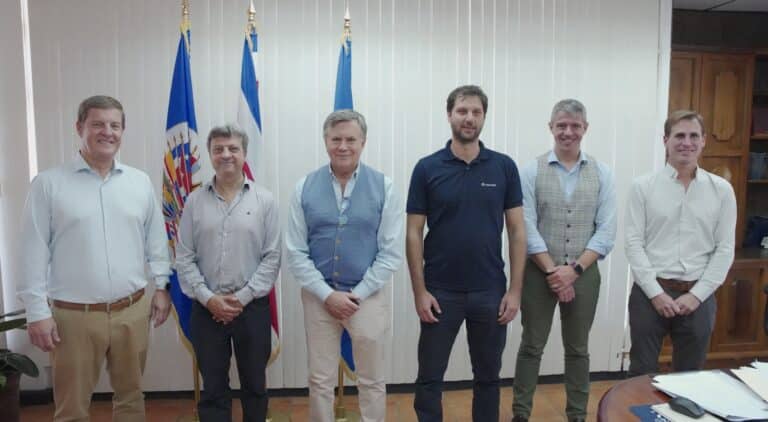 Christian Feldkamp, Executive Director of CREA; Marcelo Torres, President of AAPRESID; Manuel Otero, Director General of IICA; Tomás Coyos, Executive Director of AAPRESID; Federico Villarreal, IICA’s Director of Technical Cooperation, and Federico Bert, Digital Agriculture Specialist at the Institute, participated in the meeting.