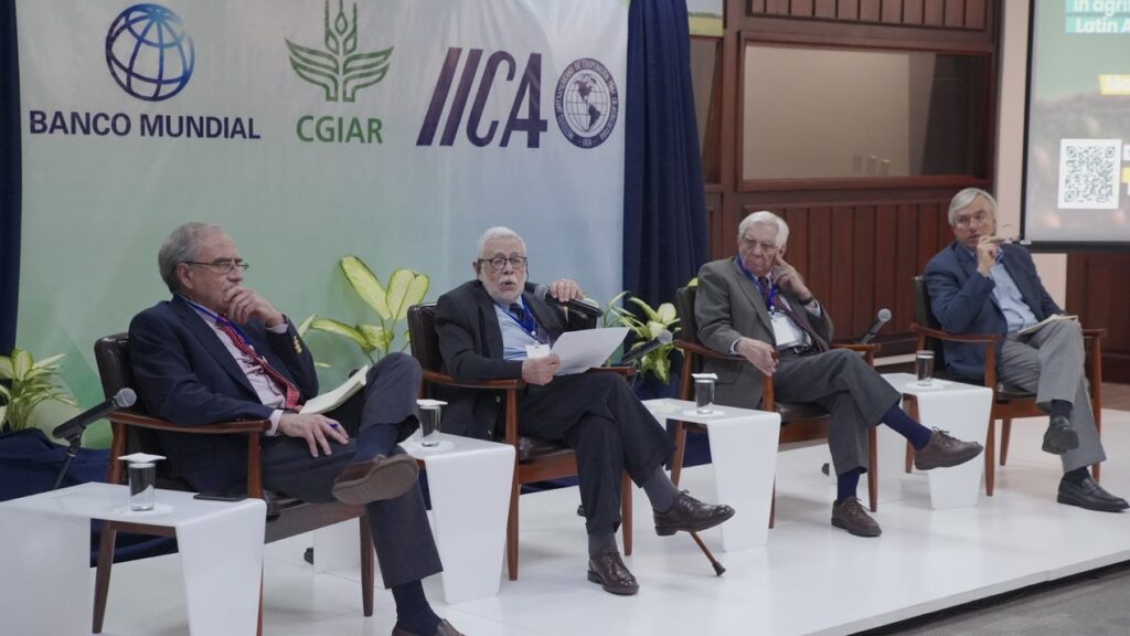 Organized by IICA, CGIAR and the World Bank, the meeting was held over the course of two days at IICA Headquarters, with the participation of more than 100 authorities and international experts. Eugenio Díaz Bonilla, Eduardo Trigo, Martín Piñeiro and Rubén Echeverría took part in the dialogue.