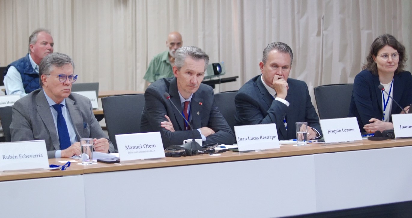 Manuel Otero, Director General del IICA, Juan Lucas Restrepo, Director General de la Alianza Bioversity International – Centro Internacional de Agricultura Tropical (CIAT) y Director Global de CGIAR para Alianzas y Promoción; Joaquín Lozano, Director Regional para América Latina y el Caribe del CGIAR; y Joanne Gaskell, economista agrícola senior del Banco Mundial.