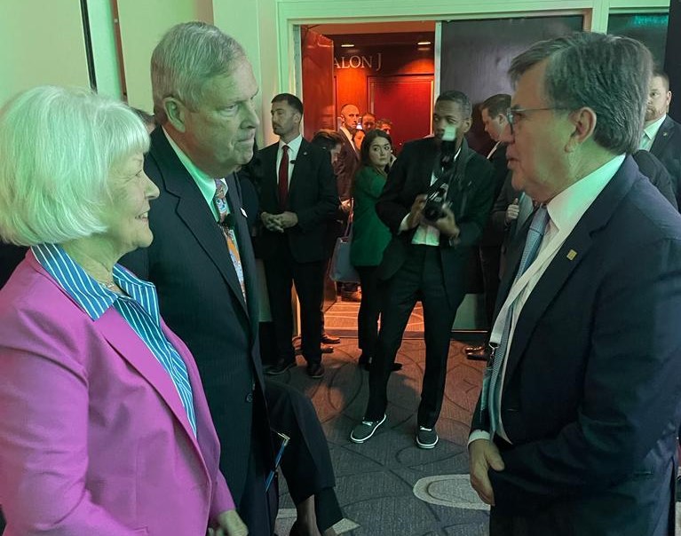 El Secretario de Agricultura de Estados Unidos, Tom Vilsack, junto al Director General del IICA, Manuel Otero.