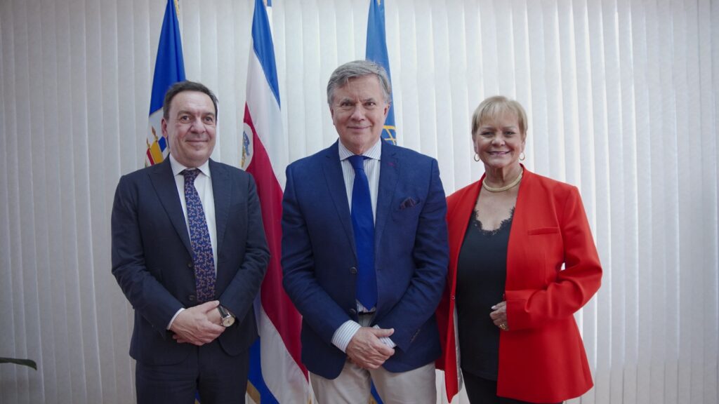 Participating in the meeting were Jean-Marie Paugam, Deputy Director General of the World Trade Organization (WTO); Manuel Otero, Director General of the Inter-American Institute for Cooperation on Agriculture (IICA); and IICA external advisor Gloria Abraham.