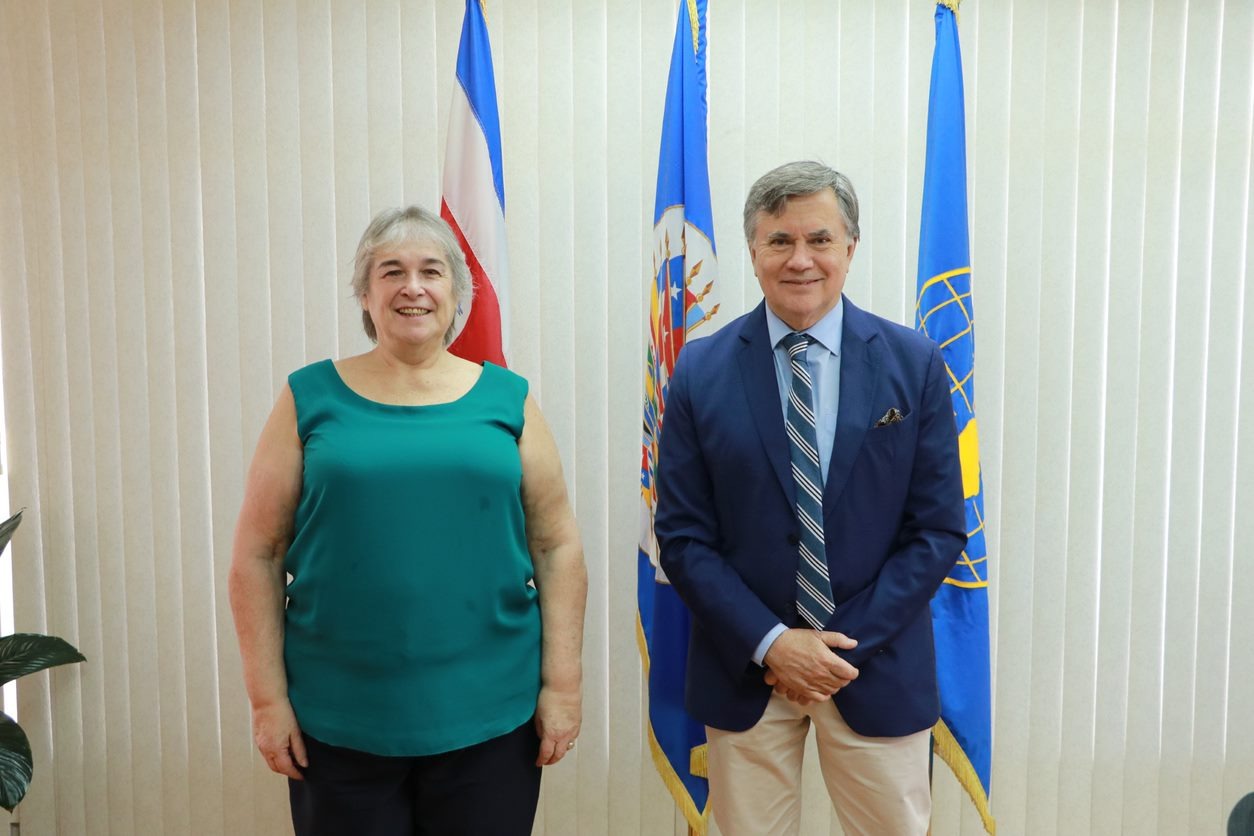 La presidenta del Senasa de Argentina, Diana Guillén, y el Director General del IICA, Manuel Otero.