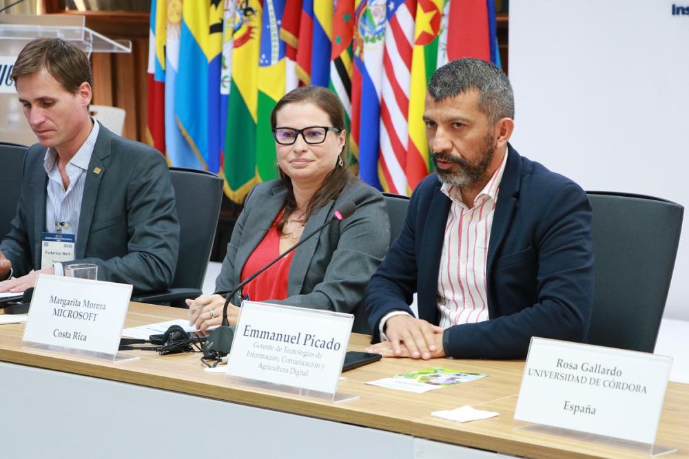 Federico Bert, responsable del Programa de Digitalización Agroalimentaria del IICA; Margarita Morera, directora de Educación para Microsoft Centroamérica; y Emmanuel Picado, gerente de Tecnologías de Información y Comunicación y Agricultura Digital del IICA, durante el lanzamiento del Challenge Minecraft Education para la Agricultura.