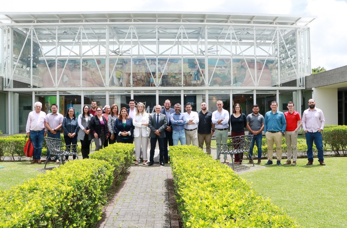 Los expertos, académicos de la maestría en Transformación Digital del sector agroalimentario y forestal (Digital Agri) de la universidad española, estuvieron en Costa Rica a finales de mayo e inicios de junio y participaron en diversos encuentros con profesionales y estudiantes de carreras agroalimentarias. 