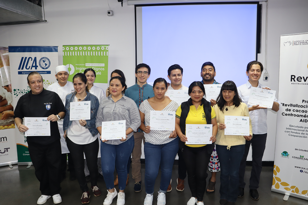 Integrantes del taller "Chocolatería intermedia".