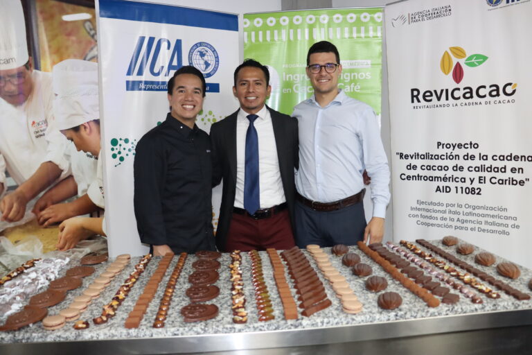 Chef Alan Espinoza de la Academia de Chocolate Barry Callebaut de México, Percy Ac de Rikolto y Giuseppe Blasetti de la Secretaría de Socioeconomía del IILA.