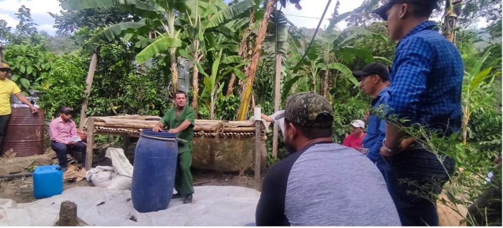 Técnicos del proyecto y  productores dueños de vitrinas tecnológicas junto a Iván Lenin Montejo.