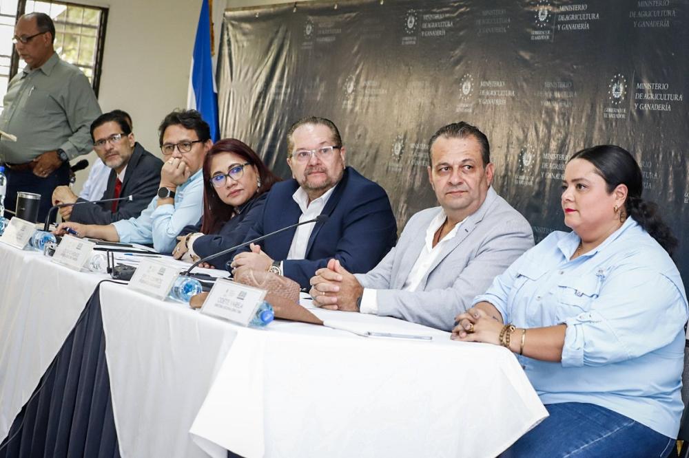 Pedro Rocha, coordinador de Biotecnología y Bioseguridad del IICA; José Mauricio Pineda, ministro de Educación; Susana Lovato, representante de la Secretaría de Comercio e Inversión; Oscar Guardado, ministro de Agricultura y Ganadería; Erick Quirós, representante del IICA y Odette Varela, directora de ENA, durante la inauguración de la Escuela de Líderes en El Salvador.