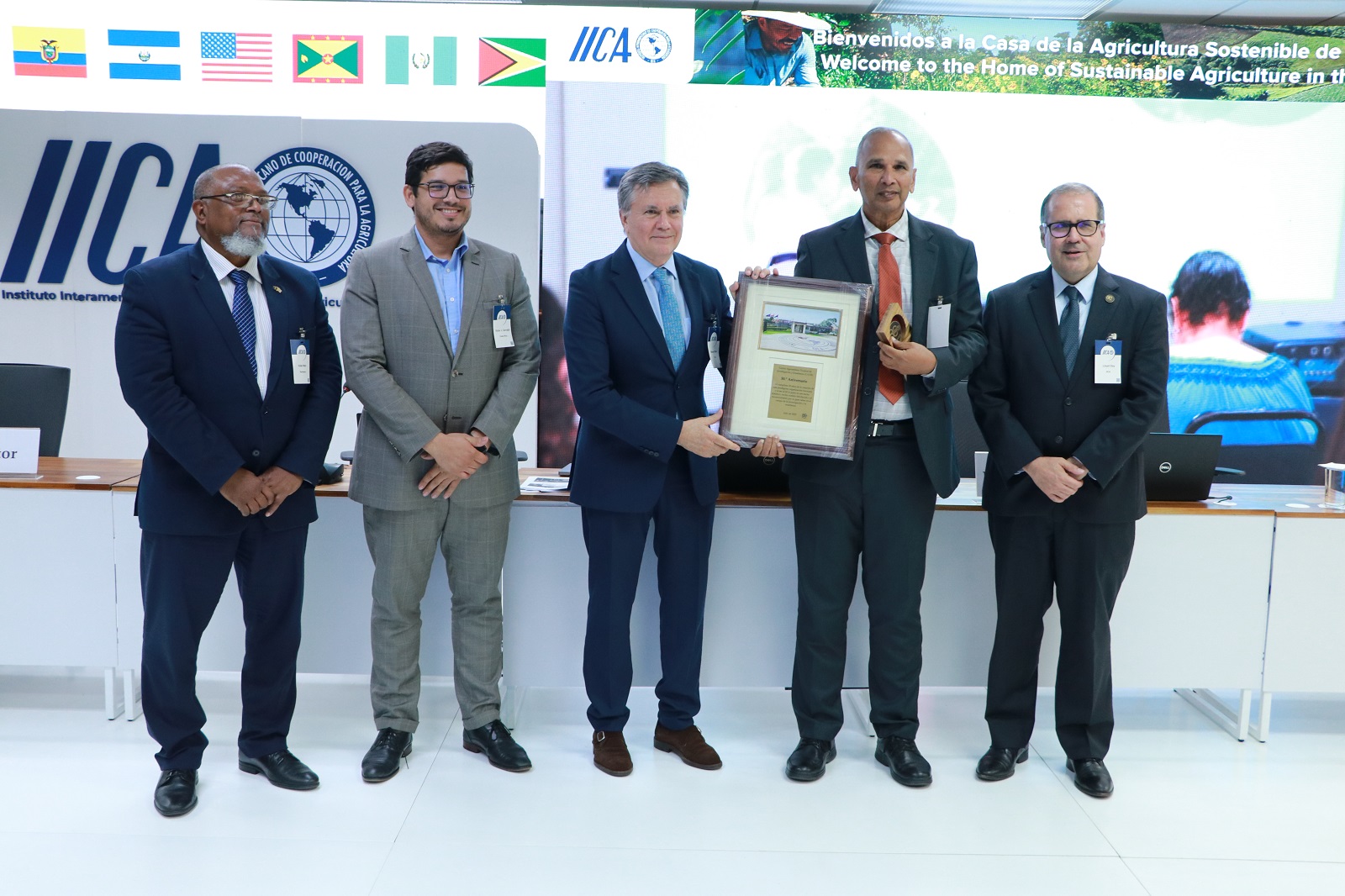 El ministro de Agricultura, Alimentación y Seguridad Nutricional de Barbados y Presidente del Comité Ejecutivo del IICA, Indar Weir; el ministro de Agricultura y Ganadería de Costa Rica, Víctor Carvajal; el Director General del IICA, Manuel Otero, el Director General del CATIE, Muhammad Ibrahim; y el Subdirector General del Instituto, Lloyd Day, durante el homenaje por el 50 aniversario del Centro Agronómico Tropical de Investigación y Enseñanza.