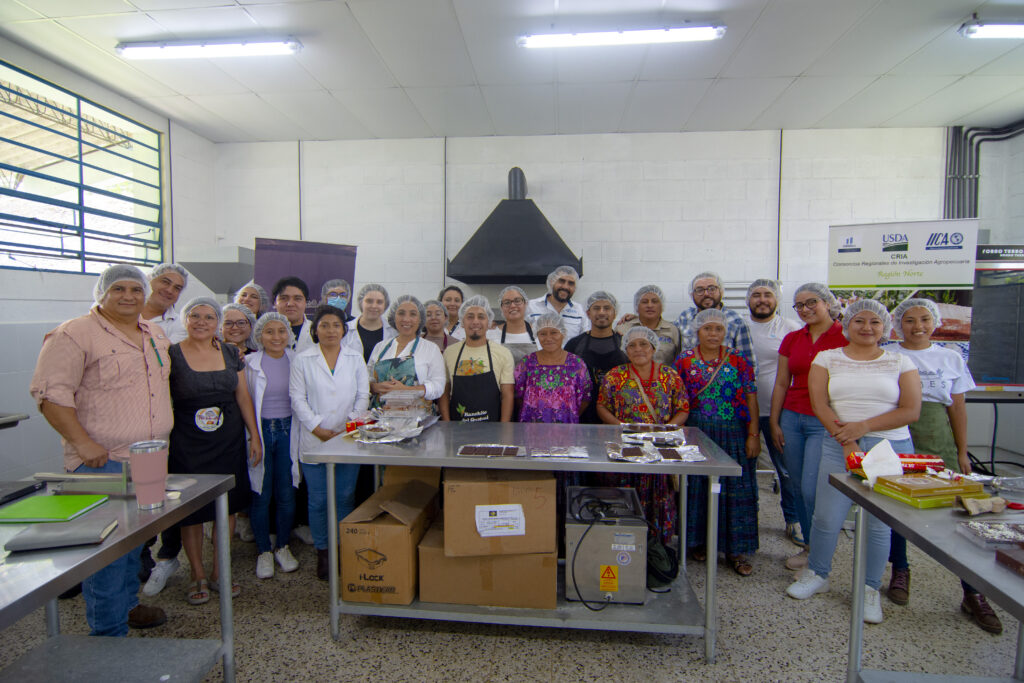 22 participantes fortalecen sus conocimientos con práctica en elaboración de chocolate.