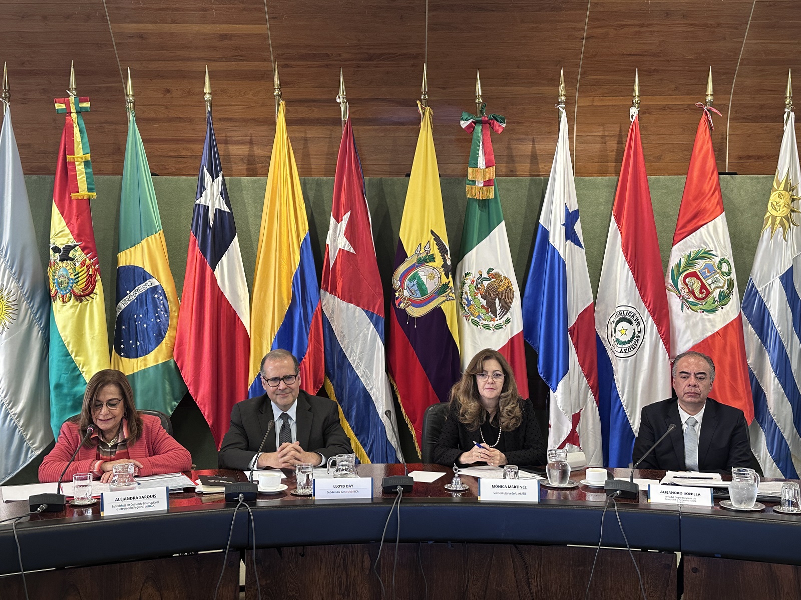 Alejandra Sarquis, especialista en comercio del IICA; Lloyd Day, Subdirector General del Instituto; Mónica Martínez, Subsecretaria de cooperación, asistencia técnica y apoyo a los PMDER de ALADI; y Alejandro Bonilla, Jefe del departamento de acuerdos y negociaciones de ALADI, durante la inauguración del foro. 