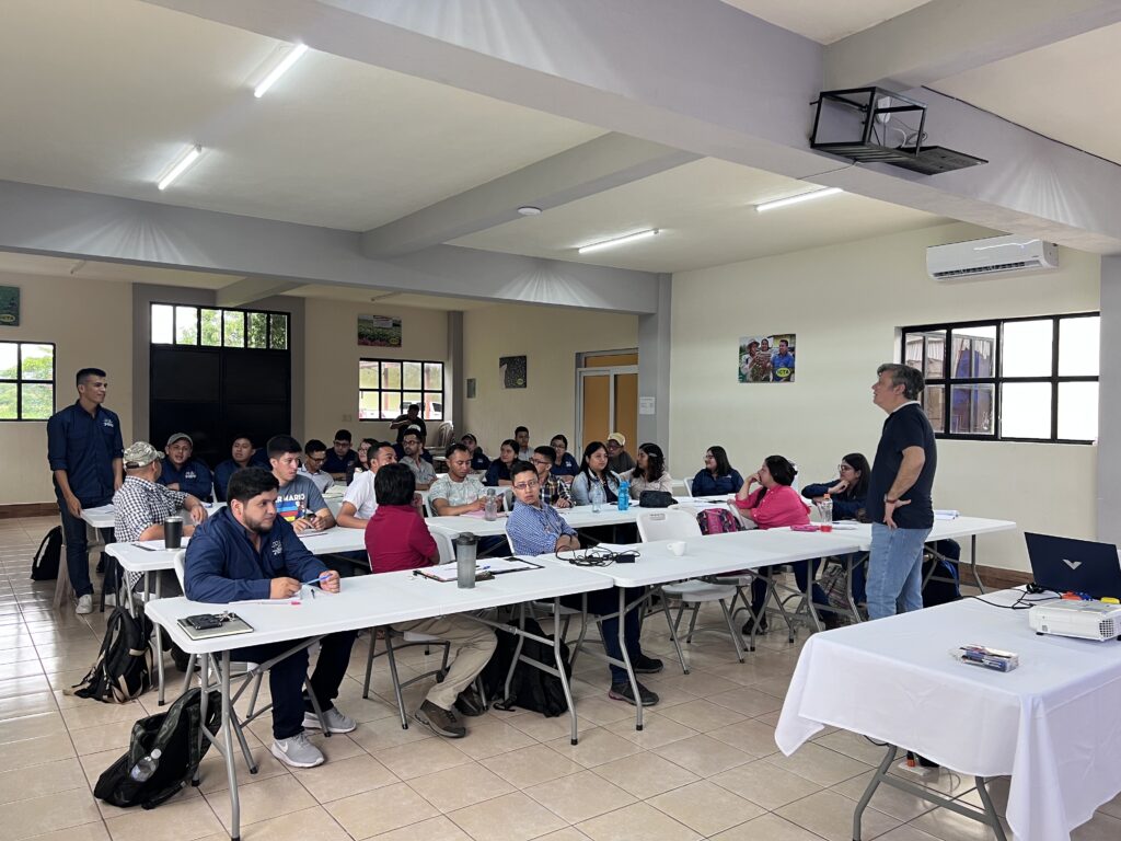 Estudiantes del PEIA en el curso 5 sobre bases conceptuales para la innovación tecnológica en cadenas de valor.