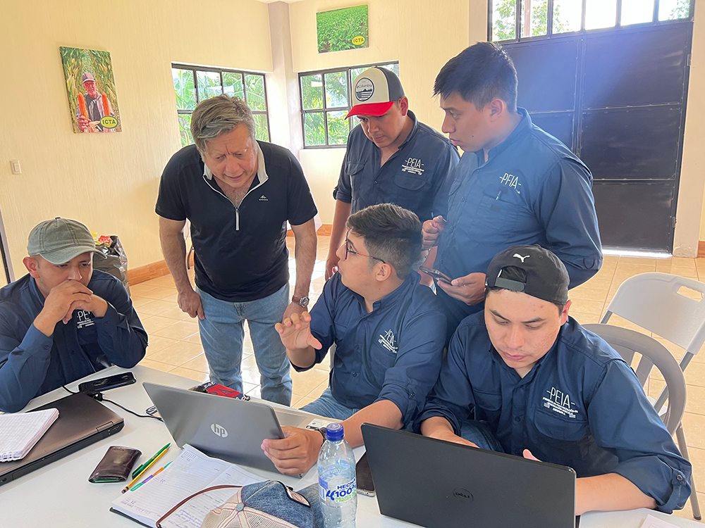 Estudiantes del Posgrado en Especialización en Investigación Agrícola trabajando en equipo.