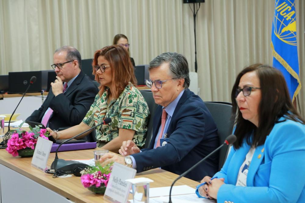 Lloyd Day, Subdirector General del IICA, Jhenifer Mojica, Ministra de Agricultura y Desarrollo Rural de Colombia, Manuel Otero Director General del IICA, y  Nelly Paredes del Castillo, Ministra de Desarrollo Agrario y Riego de Perú.