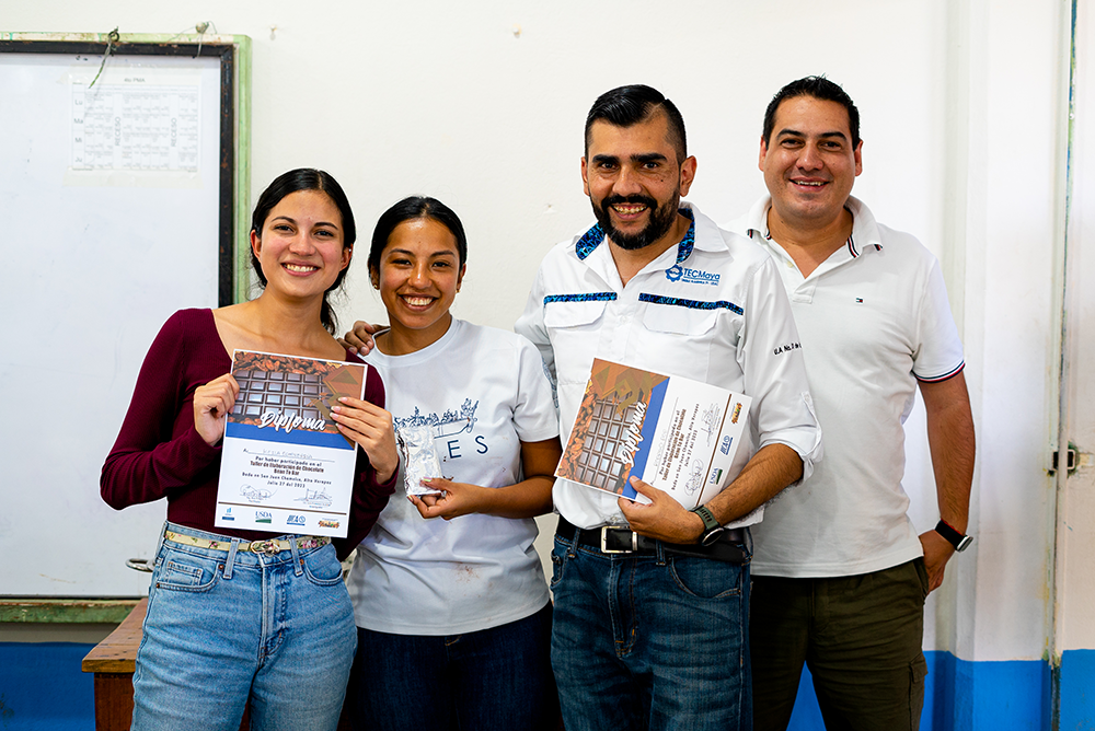 Entrega de diplomas a todos los participantes del taller