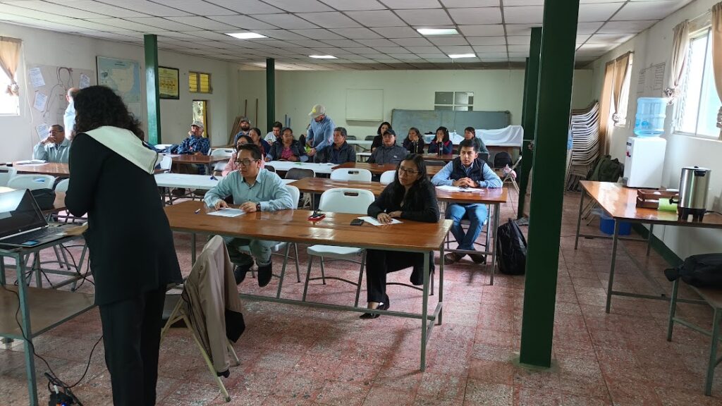 La Ingeniera Miriam Escobar del ICTA durante la presentación de los resultados del Diagnóstico Agro Socioeconómico del cultivo de fresa.