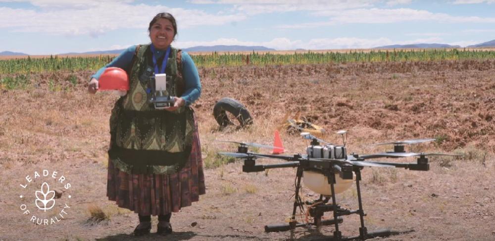 La ingeniera agrónoma Yessica Yana ha piloteado el dron en numerosas pequeñas fincas del Altiplano boliviano, gracias a un proyecto de Swisscontact, fundación independiente financiada por capitales privados suizos. La iniciativa se propone favorecer un mundo digital inclusivo, en el que la innovación y la tecnología sirvan para reducir las brechas de género y aportar a mayor igualdad y empoderamiento de las mujeres y niñas.