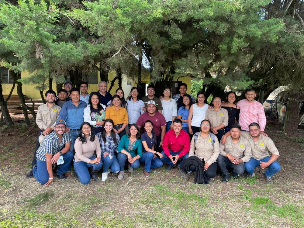 Estudiantes del Posgrado en Especialización en Investigación Agrícola trabajando en equipo.